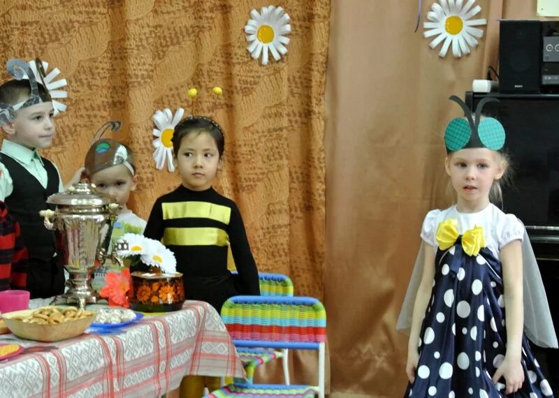 муха цокотуха праздник. корней чуковский муха-цокотуха. сценарий сказки муха цокотуха. постановка муха цокотуха в детском саду. муха цокотуха обложка.