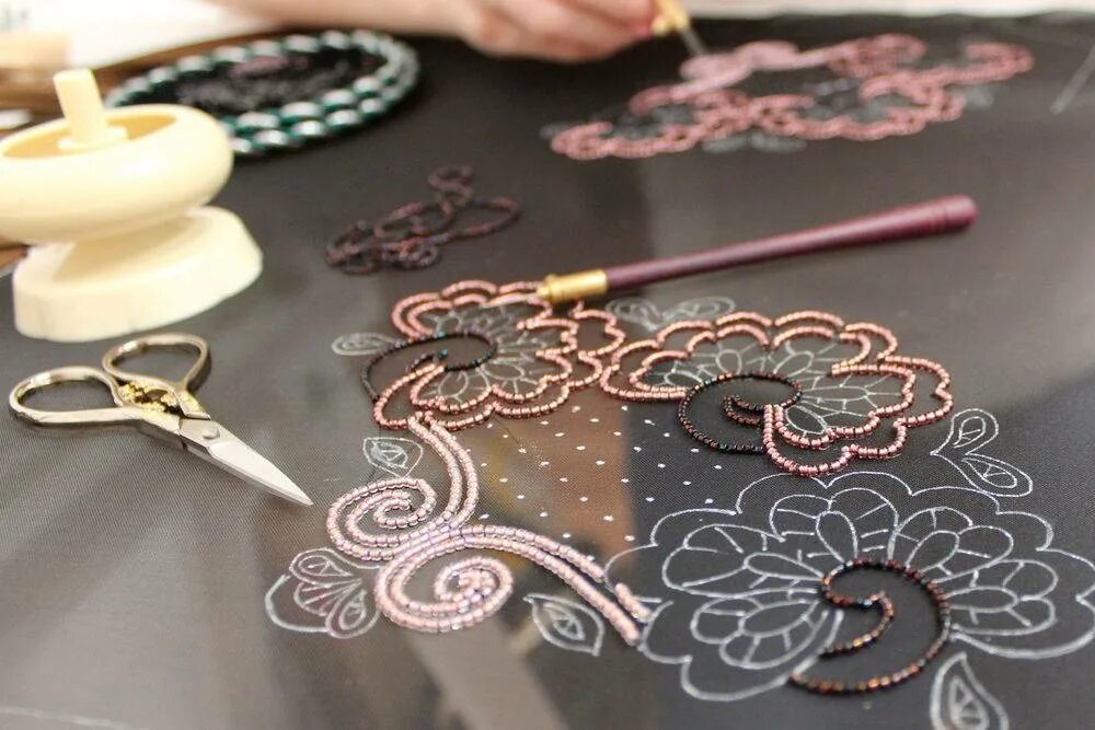 Крючок для ковровой вышивки. Вышивка крючком. Люневильский крючок вышивка мастер класс. Вышивка люнивицким крючком. Кутюрная вышивка люневильский крючок.