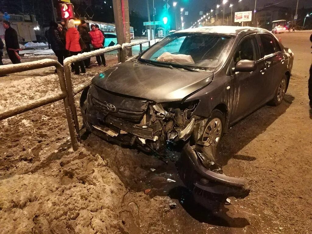 Авария на ново садовой. Столкновение Тойота Королла и Гранта. Авария на Ново Вокзальной в Самаре. Самара авария на Ново садовой сегодня.