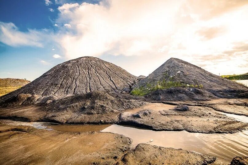 Карьеры и терриконы образованы. Терриконы что это такое окружающий мир. Антропогенные формы рельефа. Карьеры и терриконы образованы. Террикон шахты.