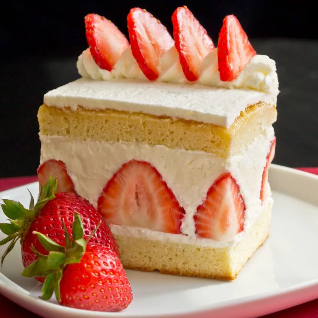 Гниль strawberry cake. Декор шоколадного торта клубникой. Strawberry cake tower 40. Strawberry cake tower 40. Красивый торт с клубникой.