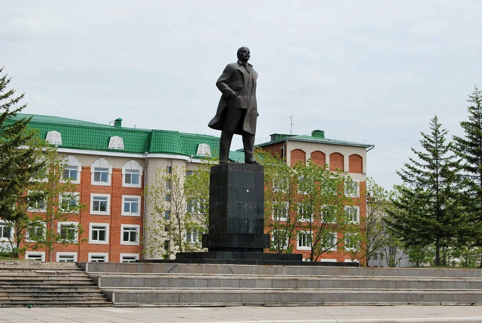 Биробиджан где можно. Памятник ленину в биробиджане. площадь ленина биробиджан. еврейская автономная область город биробиджан. биробиджан еао достопримечательности.
