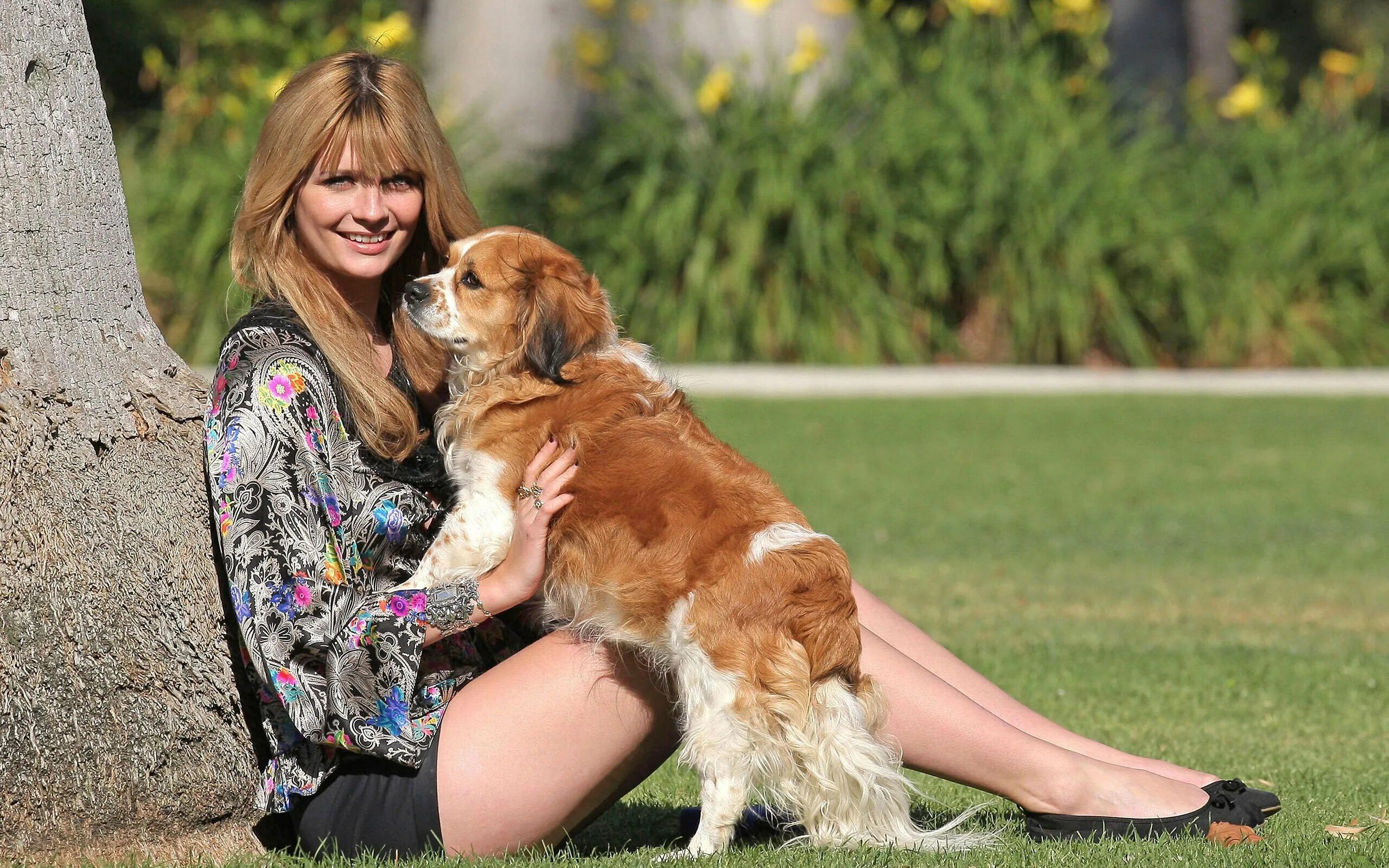 Девушка с собачкой фото. На свободу с питбулем мэрайя. Женщина с собакой. Собака с хозяйкой. Женщины живущие с собаками.