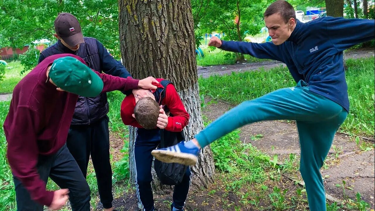 Жесткая драка школьников. Уличная драка школьников. Нападение ученика