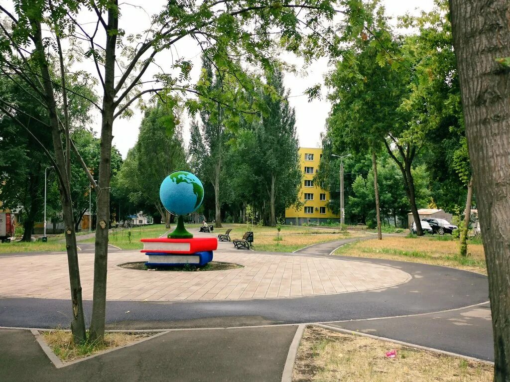 Арт объект в ирафском районе. Аллея выпускников в школе табличка. Школа парк. Аллея в школе. Черемисиново школа.