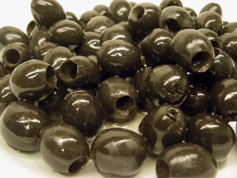 Польза косточек маслин. Оливки черные. Маслины с косточкой. Оливки бывают черные. Чёрные оливки в природе.
