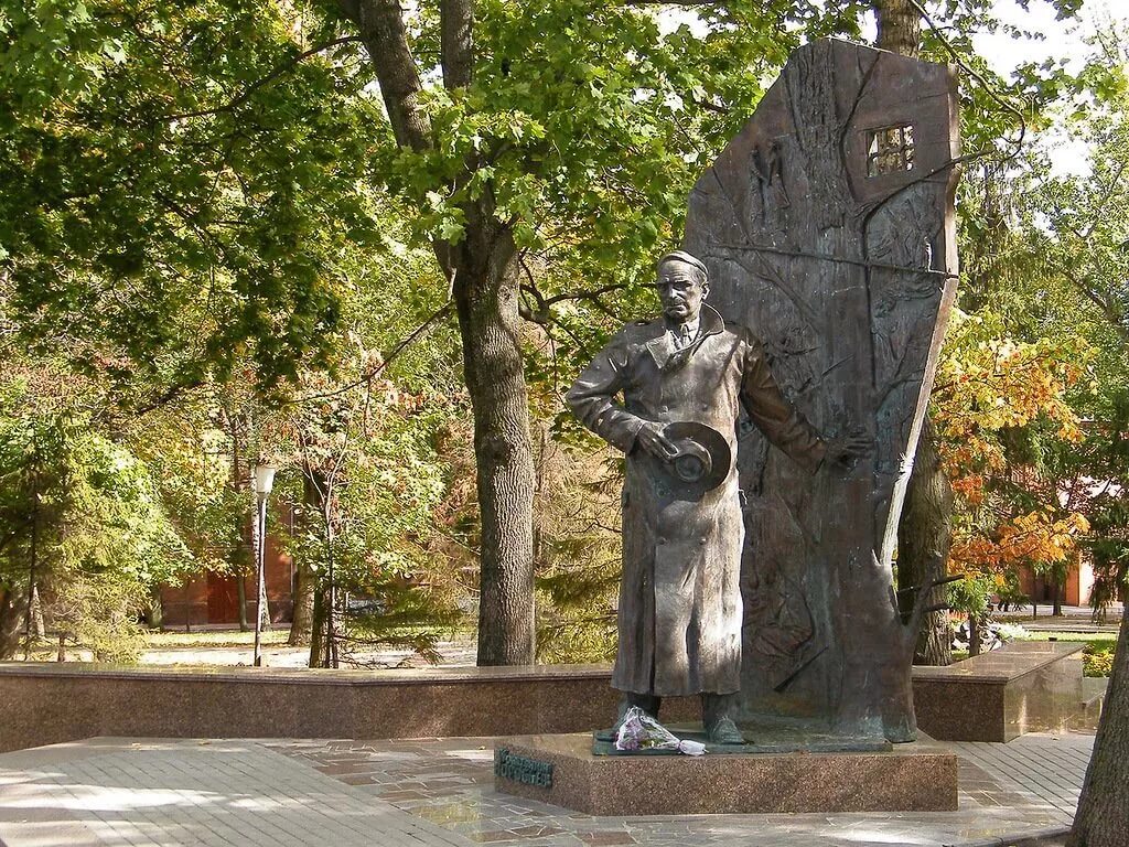 Что творить в курске. Дизайнерские выставки на курской. Курск мемориал победы курская дуга. Что творить в курске. Кгу худграф преподаватели курск.
