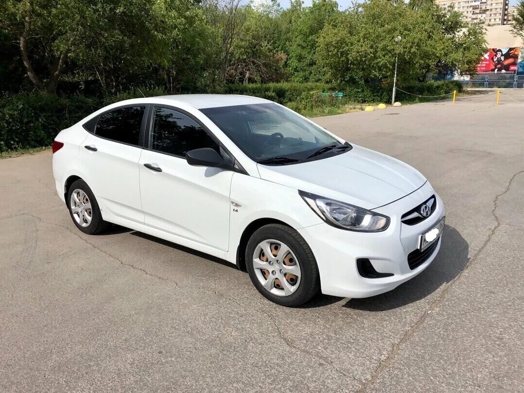 Solaris белый. Хендай солярис 2012 белый. hyundai solaris 2012 белый. хундай солярис седан 2012 белый. солярис 2012 седан белый.