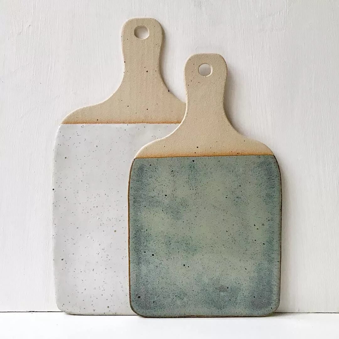 Доска из глины. Доска из глины. Керамическая досочка для сыра. Сырная доска керамика. Керамические доски для кухни.