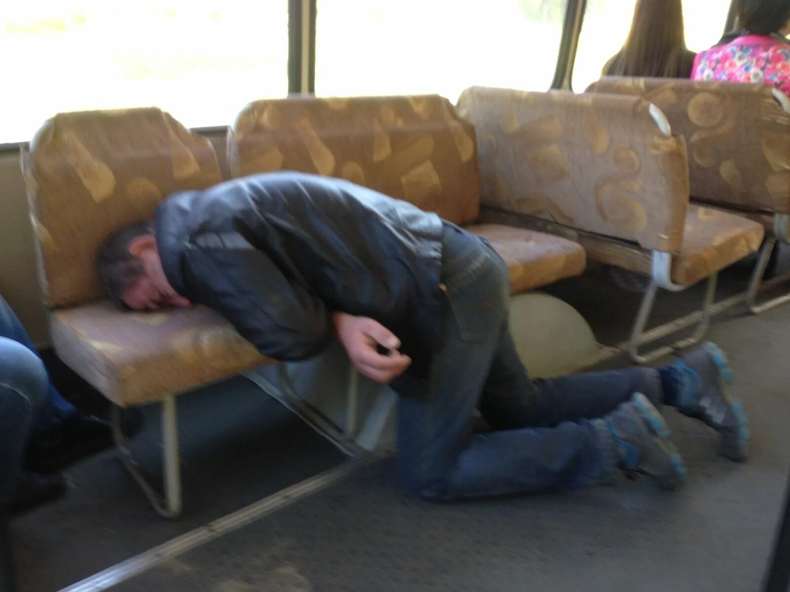 Спящий человек в автобусе.