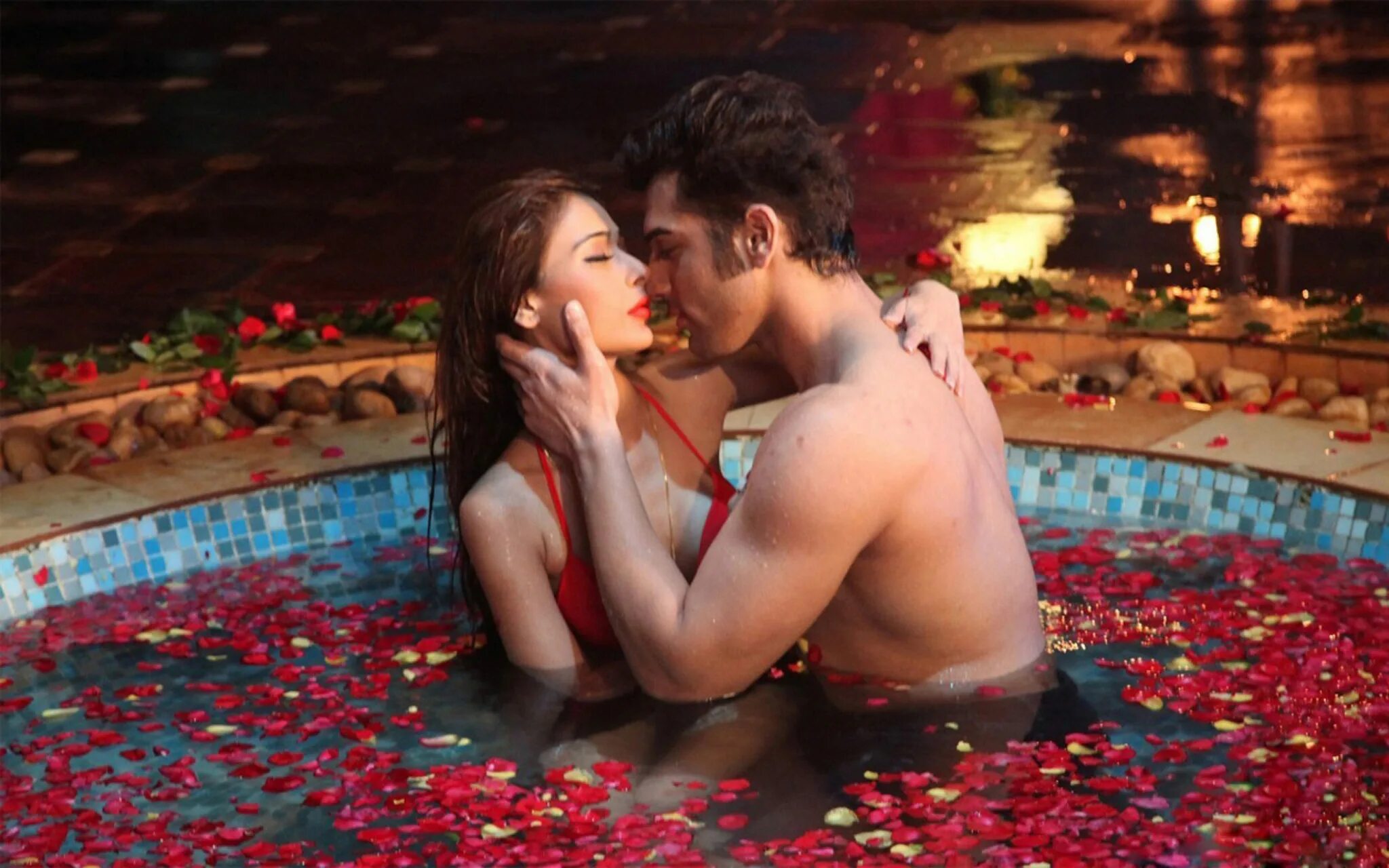 Откровенная любовь видео. Sara Khan Midsummer. Романтические фото. Поцелуй в бассейне. Романтика в бассейне.