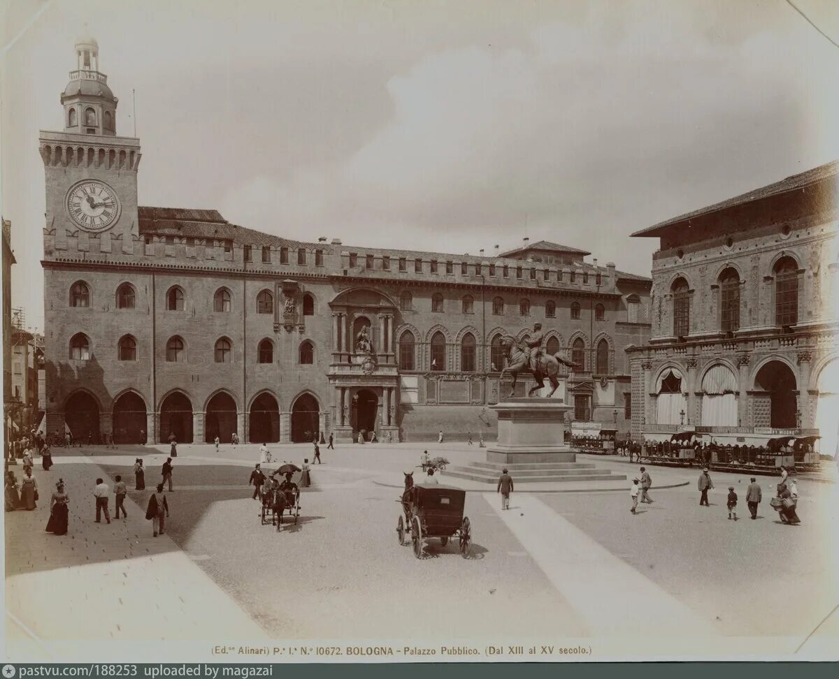 Самые первые университеты появились в. Университет в Болонье в средние века. Болонский университет (Италия, Болонья). Болонский университет 15 век. Первый университет в мире Болонья.