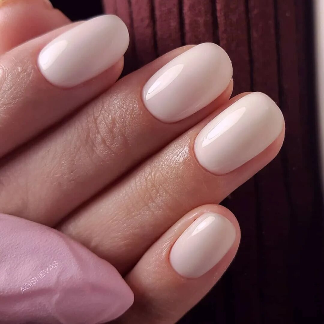 Однотонный маникюр на короткие ногти. Мягкий квадрат однотонные. Нюд на короткие ногти квадрат. Белые матовые ногти. Матовый нюд миндаль 2.