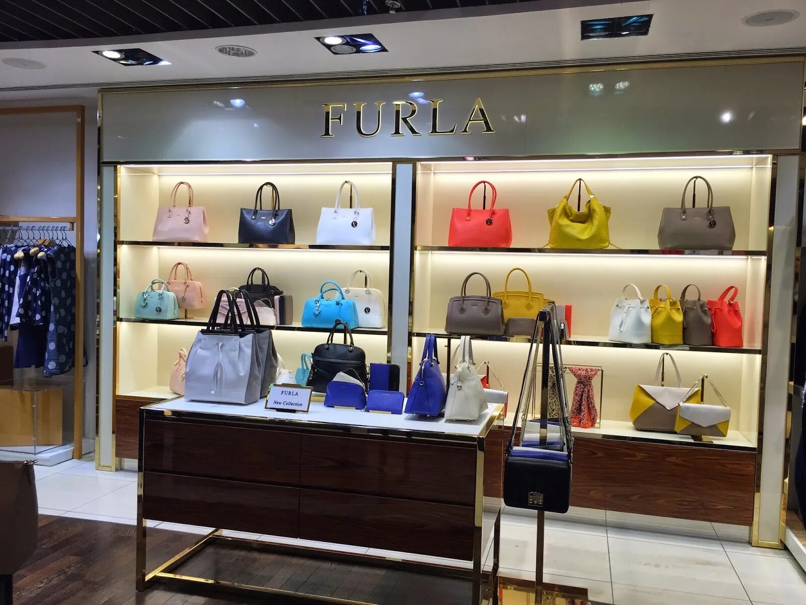 Магазин outlet. Сумки фурла аутлет белая дача. Furla аутлет Внуково. Аутлет Внуково магазины фурла. Сумка Furla аутлет Внуково.