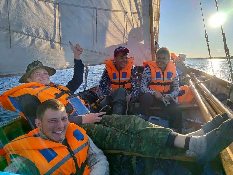 старая лодка. шлюпочная палуба тревога. спасательный катер на судне. лодка 19 века. модель парусного баркаса.