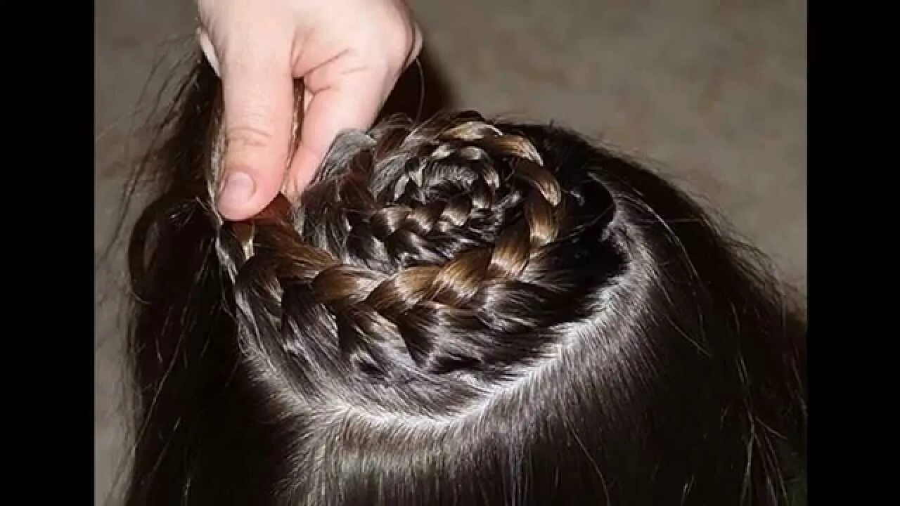 Прическа корзинка для девочки. Плетение косы по кругу головы. Плетение колоска по кругу головы. Косичка круговая.