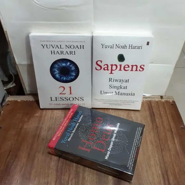 Юваль ной харари 21 урок. Деус сапиенс. Комплект из 3-х книг (sapiens, homo Deus,21 урок для XXI века). Homo sapiens Юваль Харари выкладка в книжных. Юваль Ной Харари - 21 урок для XXI века Озон.