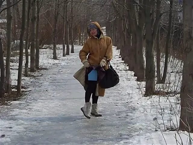 Девушка писает зимой. В панталонах зимой. женщина и панталоны зимой. зимой в панталонах на улице. зимой в рейтузах.