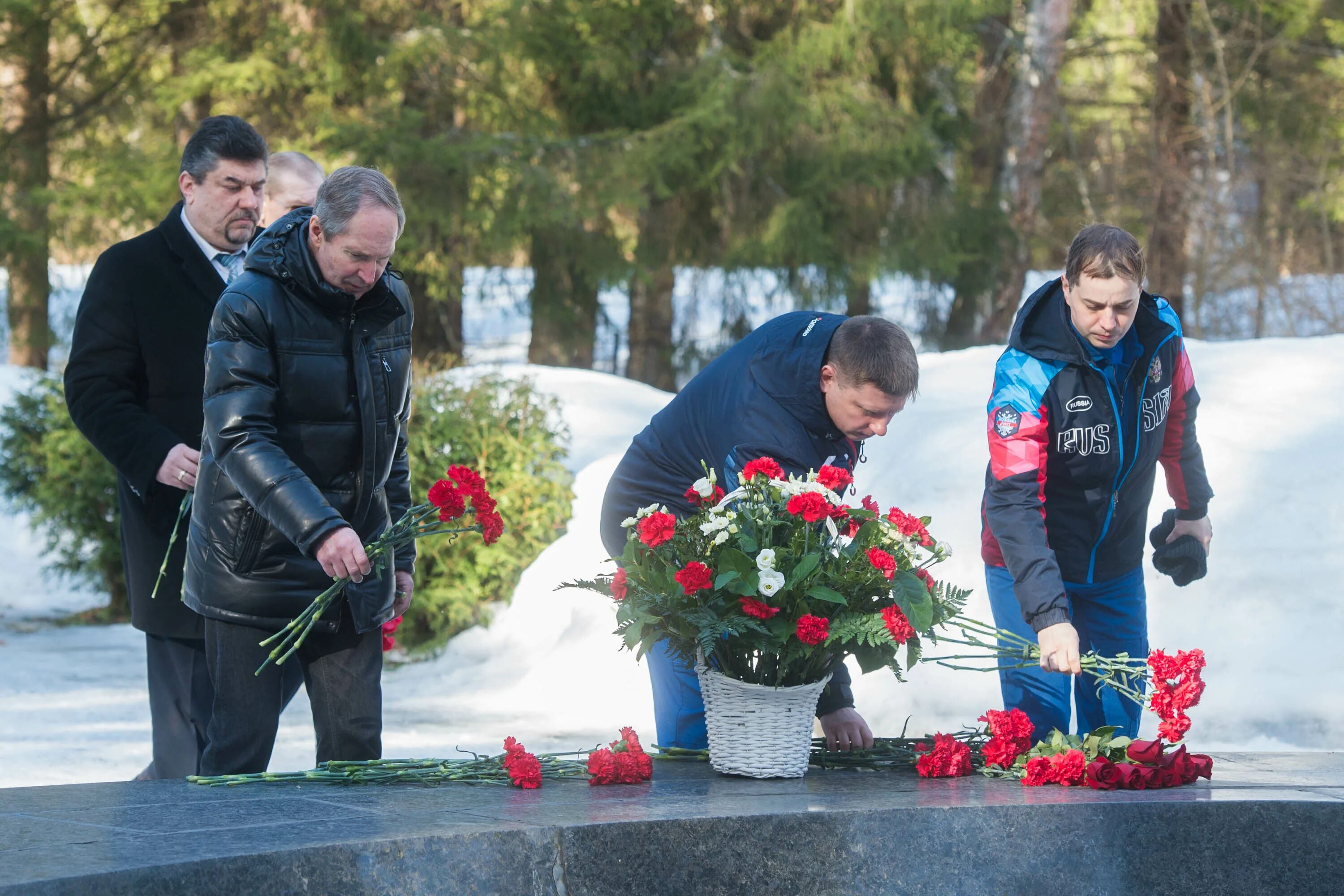 Мероприятия в гагарине сегодня. Мемориал Гагарину в Киржаче 2022. Мемориал Гагарина и Серегина Киржач. Мемориальный комплекс гибели Юрия Гагарина. Митинг памяти Гагарина 2022.