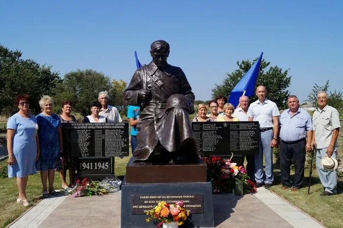 Погода советский крым сегодня. Село Черноземное Крым. Село Черноземное Крым памятник. Черноземное Крым Советский район. Советский район село Черноземное.