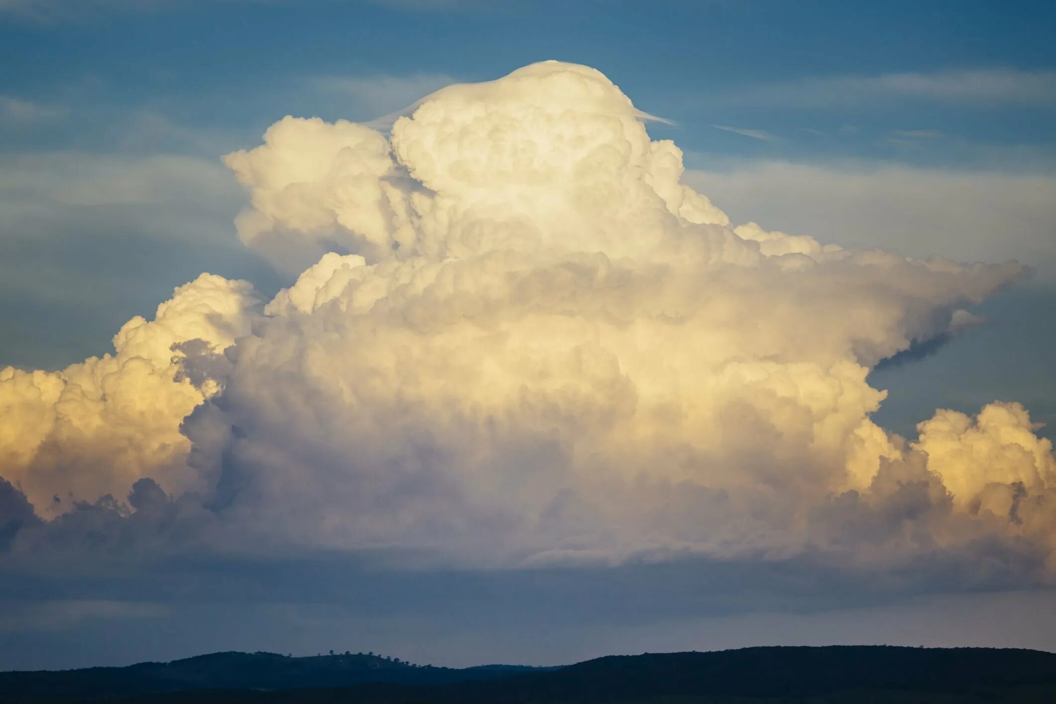 Кучевые дождевые облака. Кучево-дождевые облака (cumulonimbus – CB). Кучево-дождевые облака описание. Кучево-дождевые облака вертикального развития.