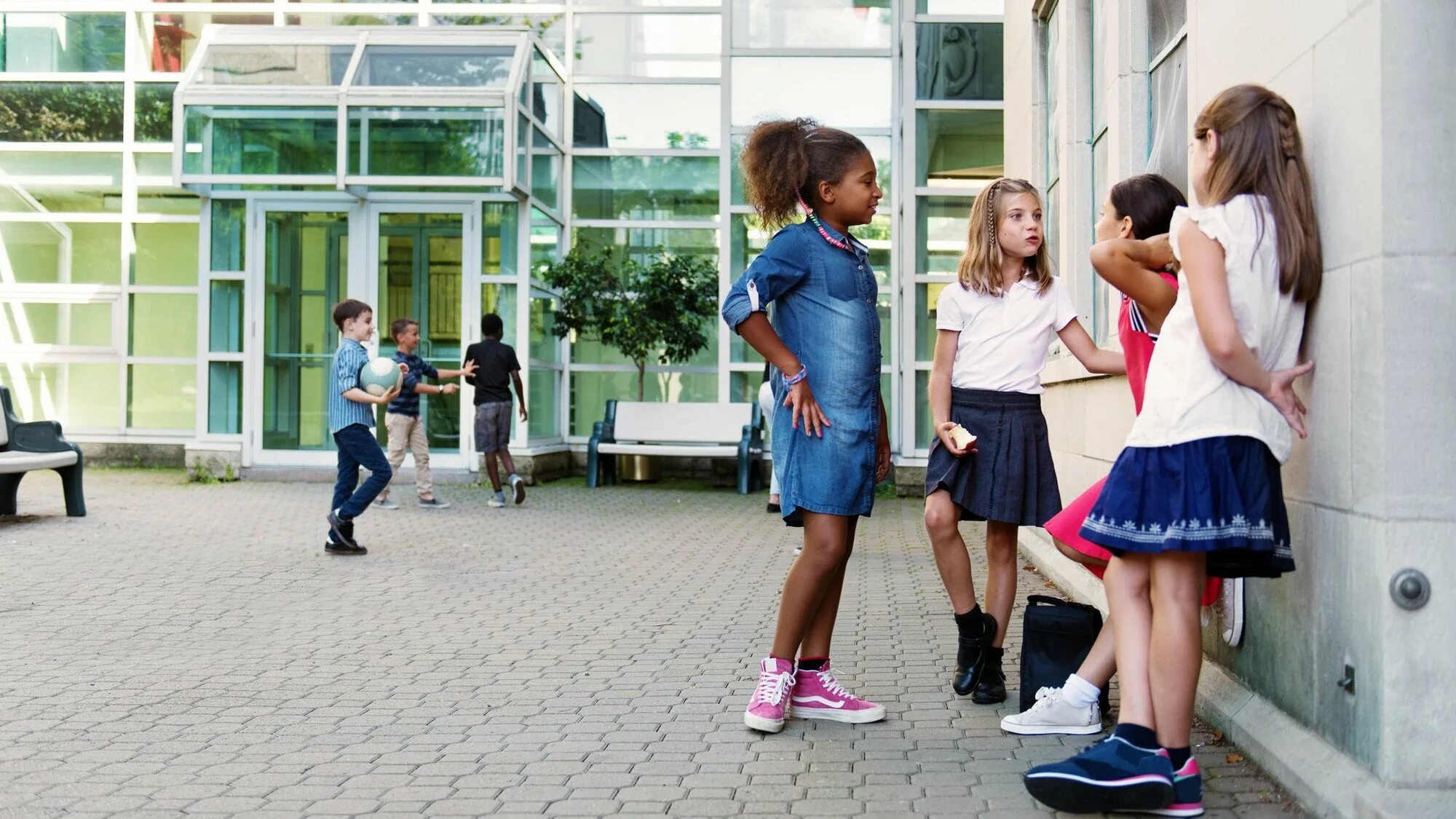 Children appear. Девочка гуляет по школе. Playground School девочка. Дети во дворе школы. Ученицы американской школы.