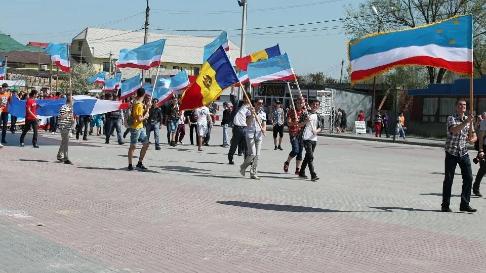 Комрат столица Гагаузии. Республика Гагаузия флаг. День города Комрат. Парад в Гагаузии.