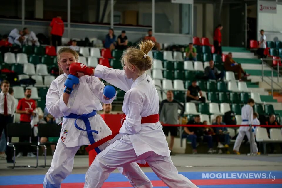 Спортивные девушки каратистки. Каратэ до. Карате могилев. Чемпионат по карате. Каратэ фото.