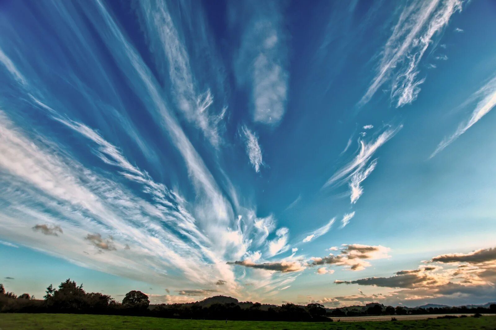 густые облака. кумулонимбус. солнечное небо. величественно и великолепно небо начала сентября. осенняя природа.