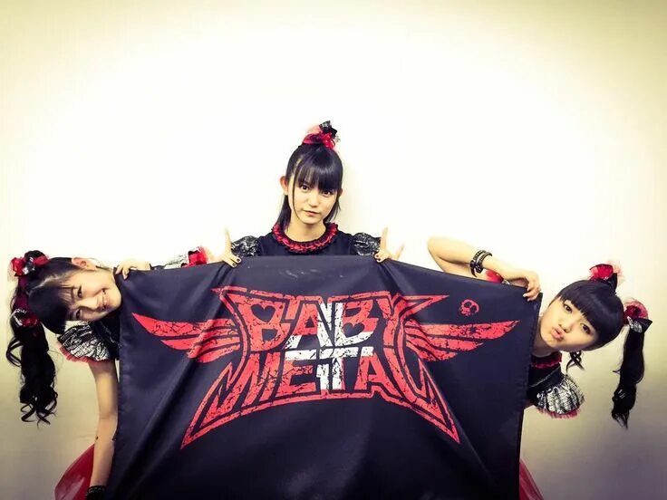Японская группа babymetal. Babymetal x electriccallboy ratatata. Чехол babymetal. Babymetal 2015. Группа babymetal.