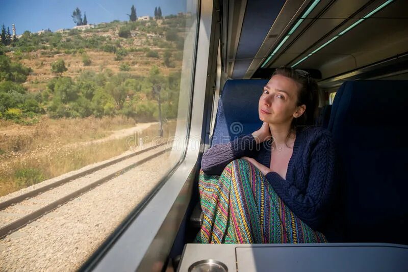 Туристы в электричке. Бангладеш перенаселение. Два человека в поезде. Riding the train. Велосипед на железной дороге.