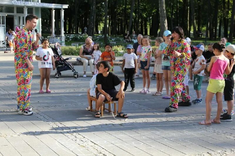 Чемодан улыбок аниматоры. Приехали аниматоры. Приехали аниматоры. Приехали аниматоры. Парад аниматоров на чем можно приехать.