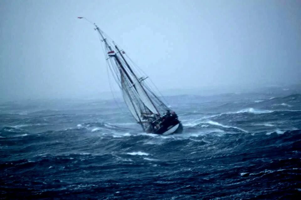 Ветер поднимал волны. Парусная шхуна в шторм. Шхуна Зеетойфель. Корабль в шторм. Корабль в Штормовом море.