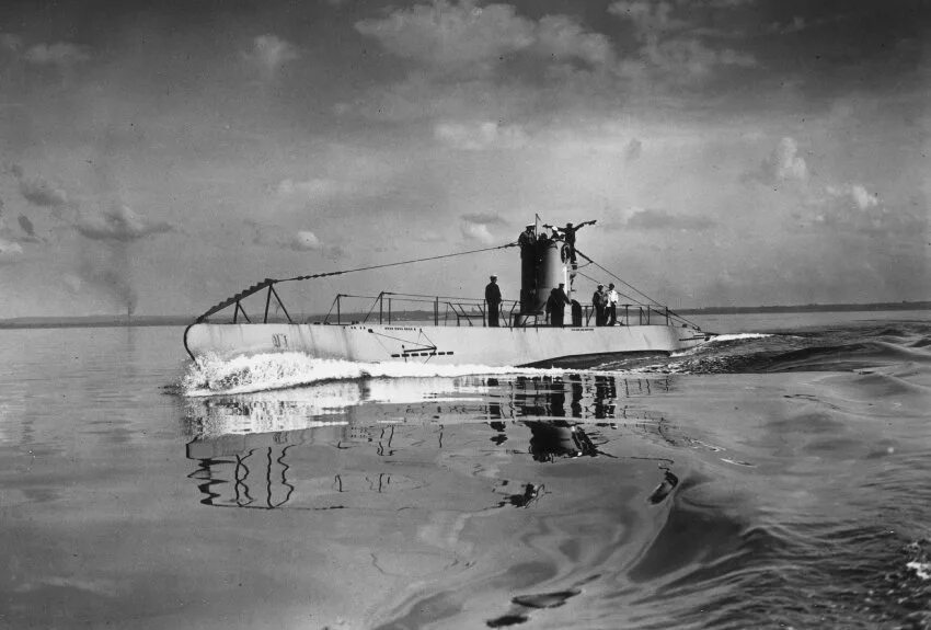 Первые немецкие подводные лодки. Немецкая подводная лодка u307. U-110 подводная лодка. Немецкая подводная лодка u110. Первые немецкие подводные лодки.