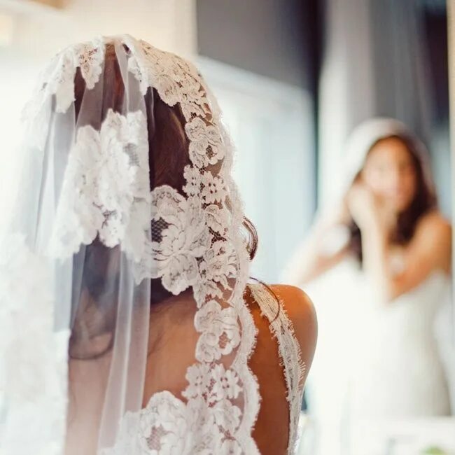 Свадебные традиции снятие фаты. Veil wear. Покрывало для женщины на голову. Платок для невесты после снятия фаты. Прическа на свадьбу на длинные волосы с фатой.