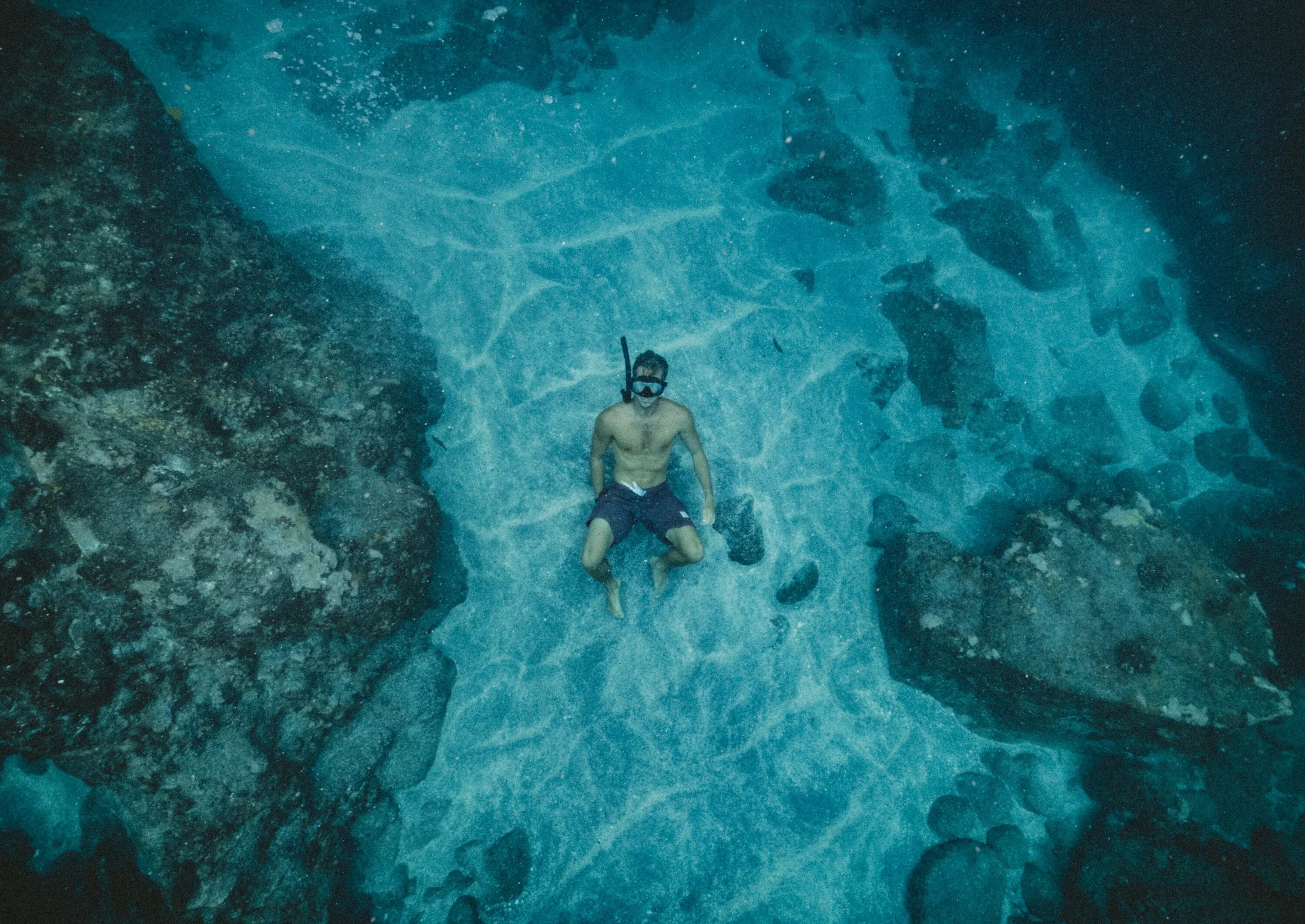 Под водой. Вода и человек. Человек под водой в море.