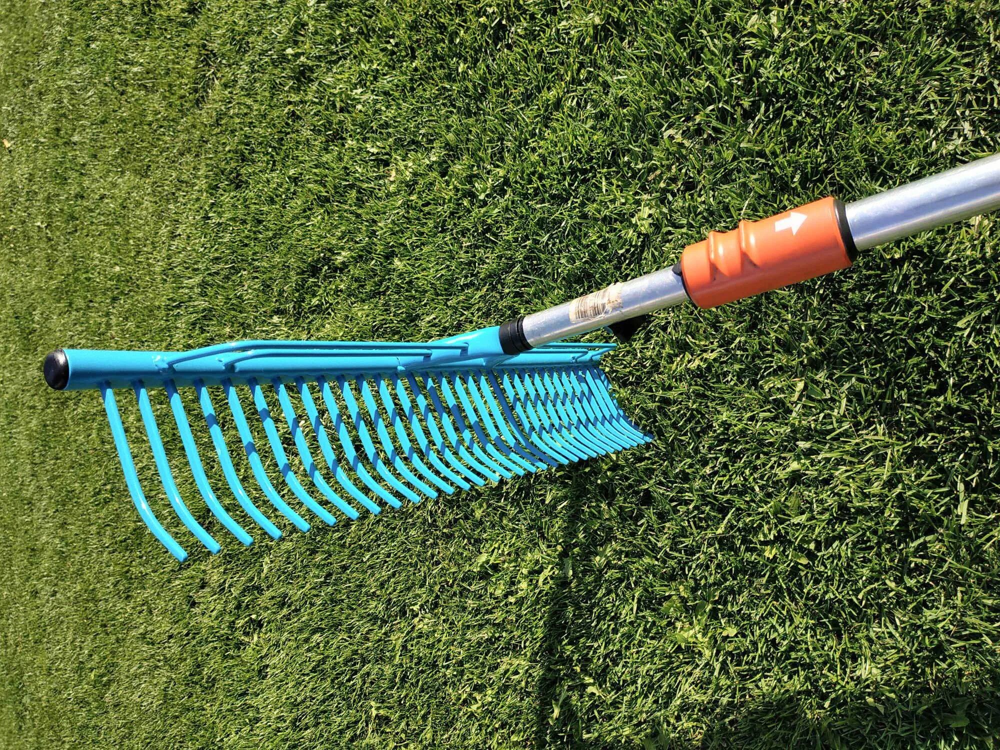 000. Грабли gardena 03381-20. Грабли фискарс 135513. Грабли для расчесывания газона. Грабли прямые gardena 3381-20 без черенка.