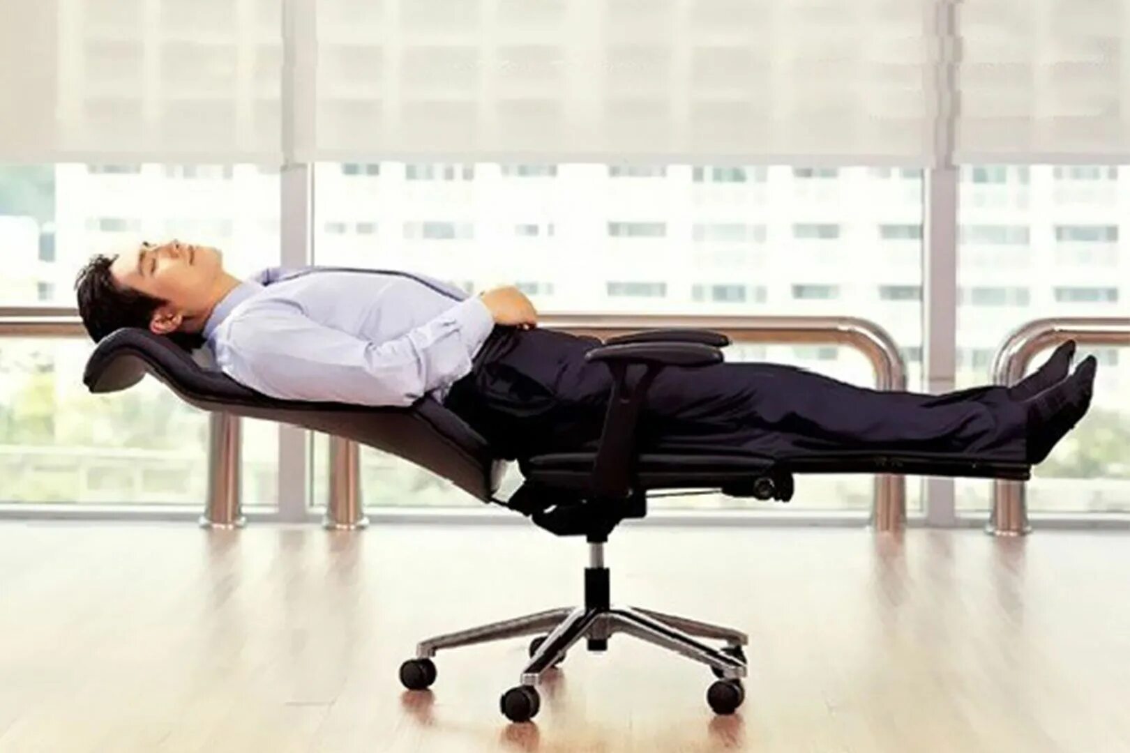 Расслабленность. Стул кровать для офиса. Спит на рабочем месте. Сон после обеда. Офисный стул несчастный случай.