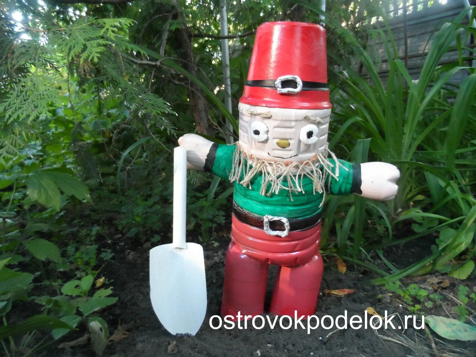Поделки из пластиковой бутылки для сада. Гномик из бутылки своими руками. Гномик из бутылки своими руками. Гном из пластиковых бутылок для сада и огорода. Гномики из пластиковых бутылок для сада.