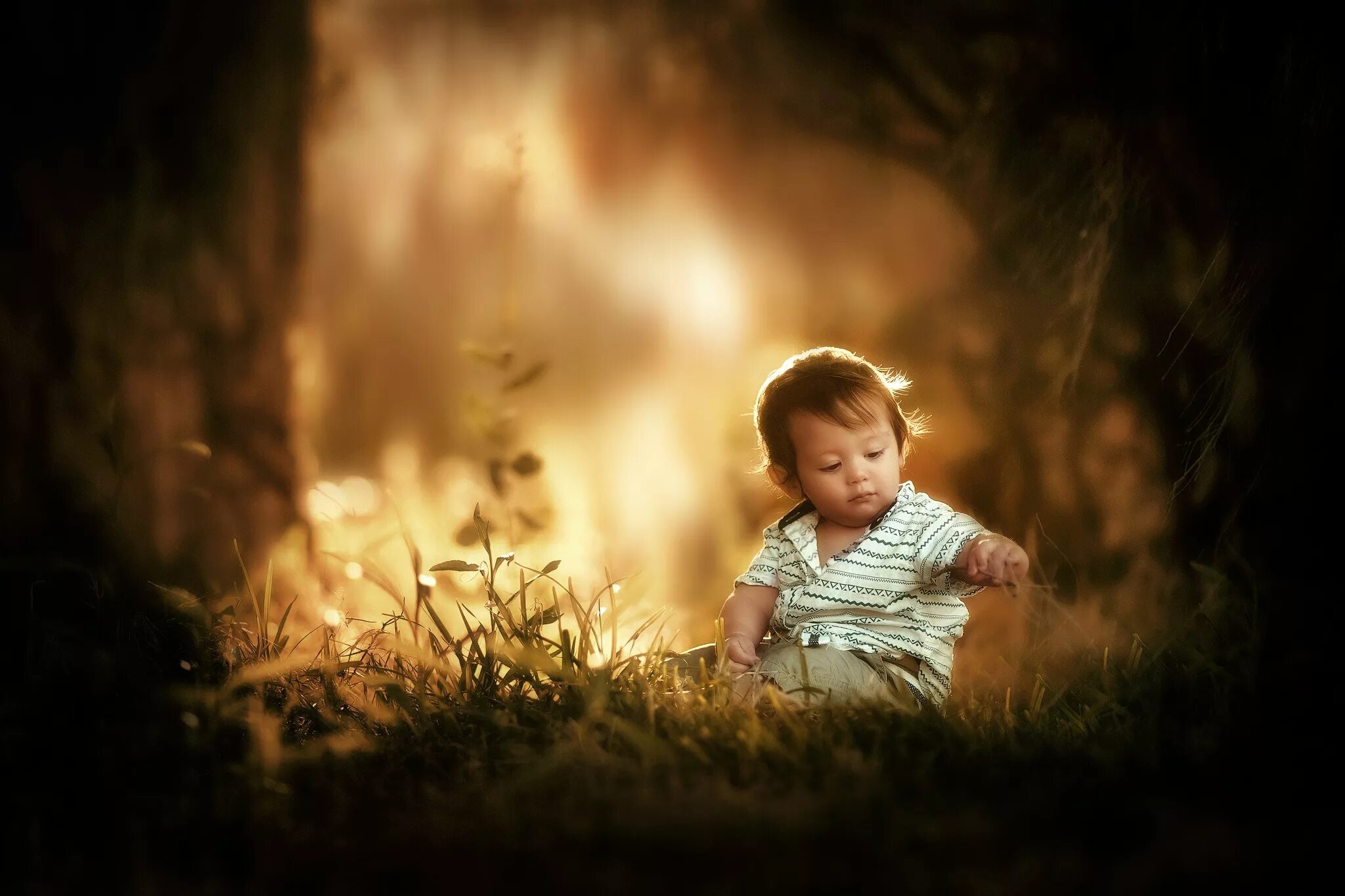 Включи свет мальчик. Мальчик на природе. Свет в природе для детей. Малыш на траве. Обои для мальчиков.