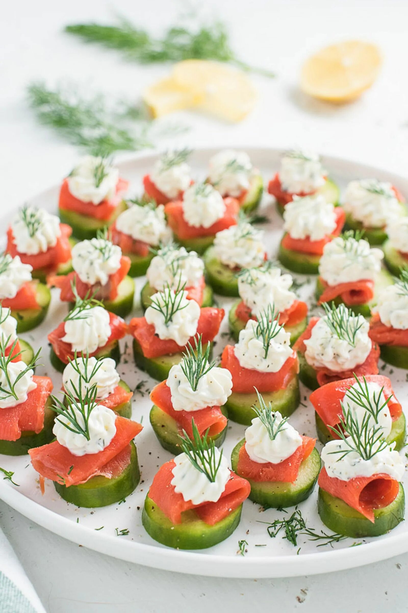 Красивые и вкусные закуски. Красивые бутерброды на праздничный. Закуски на праздничный стол. Закуски для фуршета. Кабачки с помидорами.