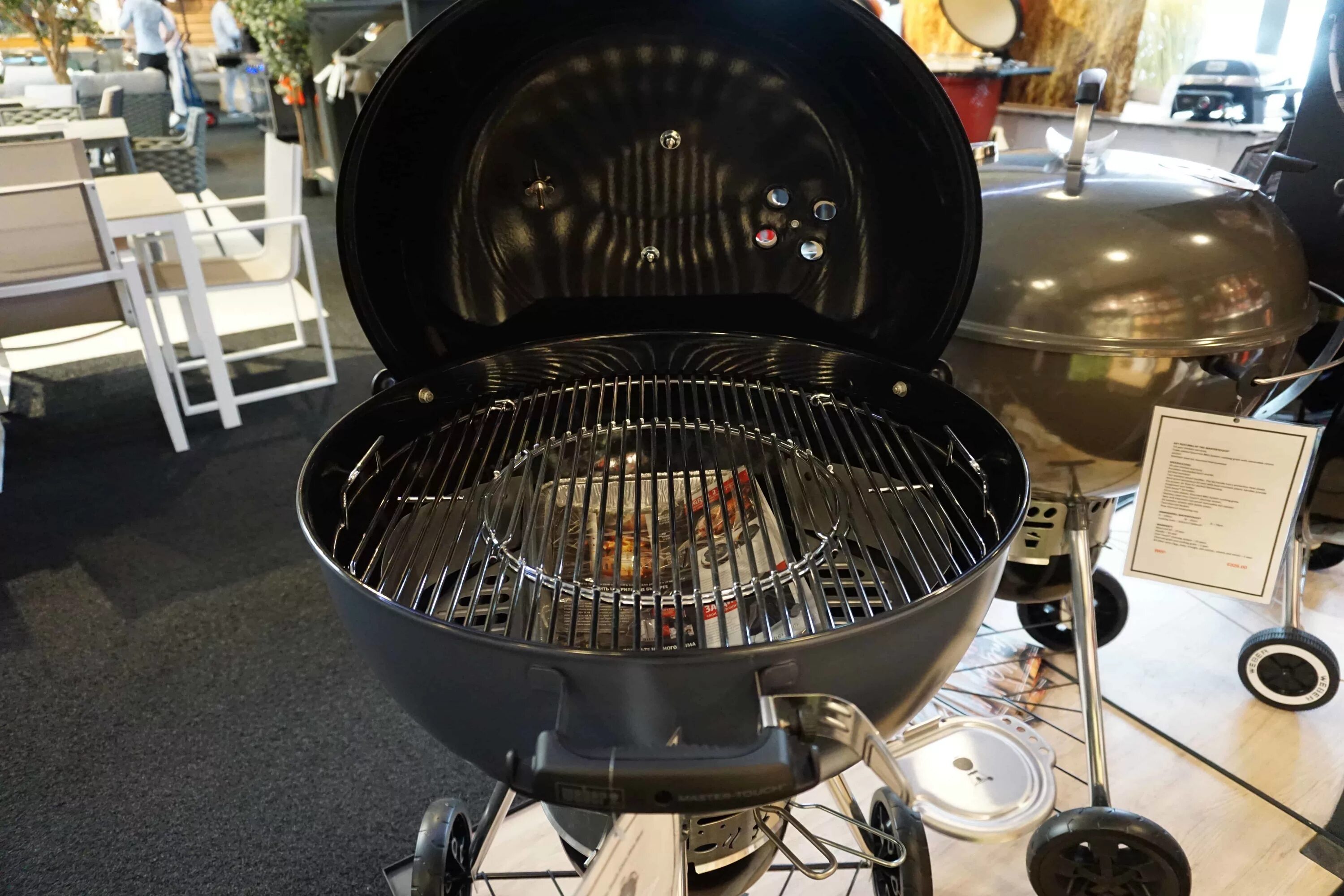 Weber master. Мастер тач Вебер. Гриль Боул Weber производитель. Гриль Вебер 1960 года. Помещение для угольный гриль Вебер.