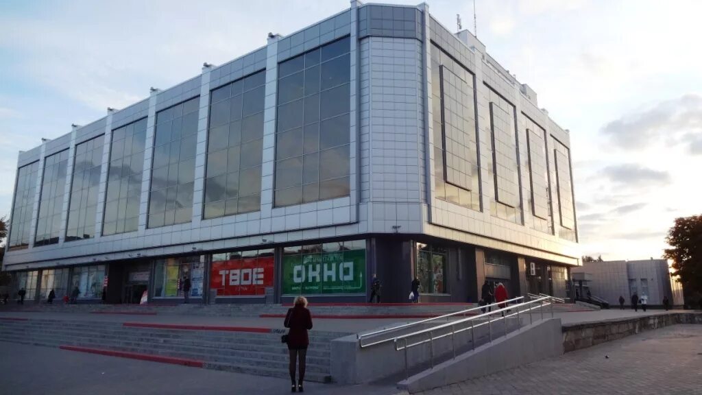 листовки на универмаге. фото городского универмага. новый универмаг гомель. антиукраинская листовка в универсамах германии. торговые центры в гомеле рядом с вокзалом.