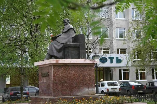 Улица октябрьская памятники. И. Памятник купчихе тамбов. Памятник клятва юности в таганроге. Аллея героев севастополь кладбище.