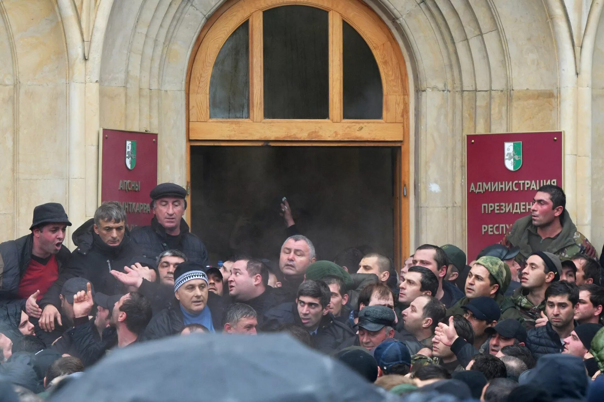 Конфликт в абхазии 2025. Митинг в абхазии. беспорядки в абхазии. митинг в сухуми. гсо абхазии.
