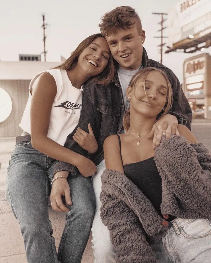 Любовный треугольник. Лучшие друзья парни. Трое влюбленных. Три друга 2 девочки 1 мальчик. 2 девушки и 2 парня друзья.