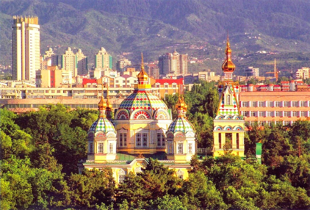 Алма ата время разница. Православный храм в Алма-Ате. Церковь в Алматы в парке 28 Панфиловцев.