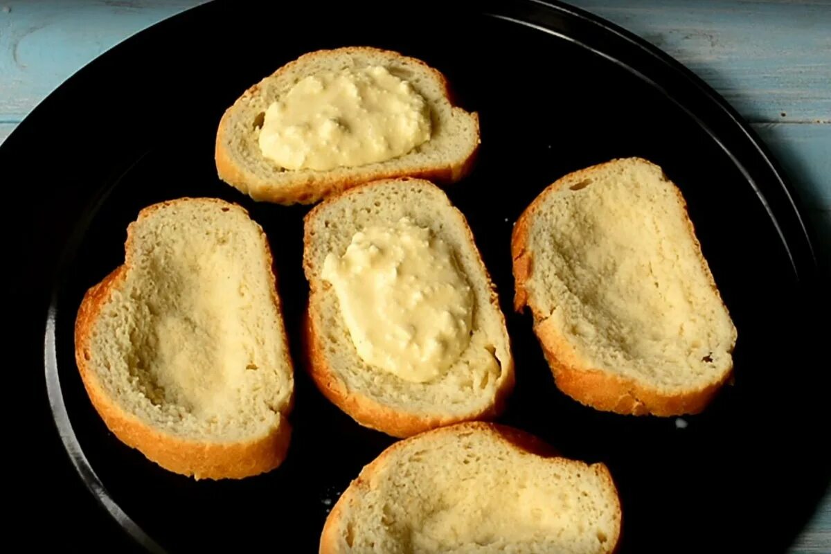 Батон с творогом в пекарне. Батон нарезной золотой колос. Батон творога. Творожный крем для хлеба. Батон утро омск.