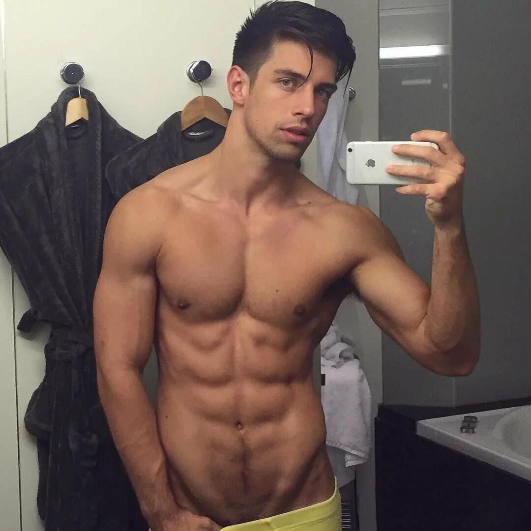 Фото парня 18 домашние. Ryan greasley selfie. красивые парни с кубиками. торс парня селфи. мужская фигура селфи.