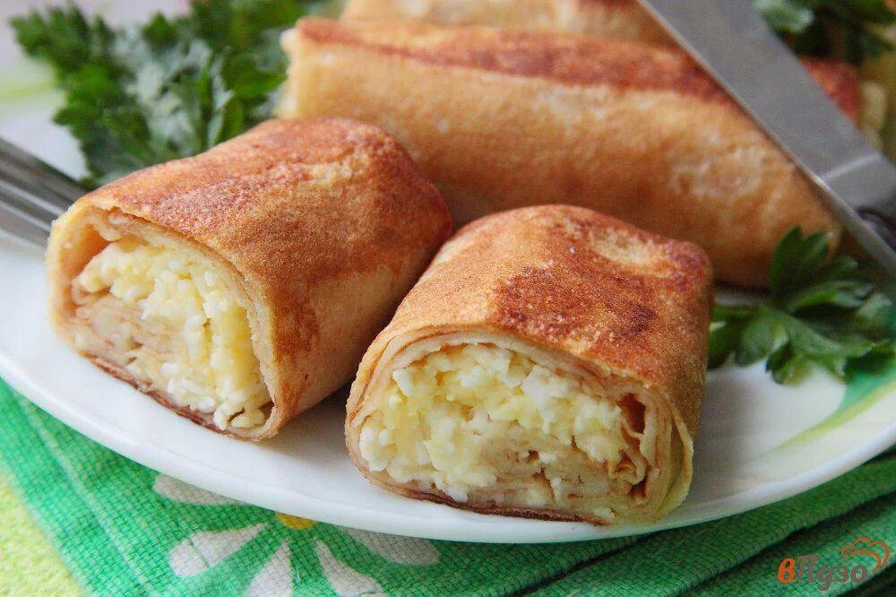 Блинчики фаршированные луком и яйцом. Блины с зеленым луком. Блинчики с фаршем. Блины фаршированные. Блинчики фаршированные луком и яйцом.